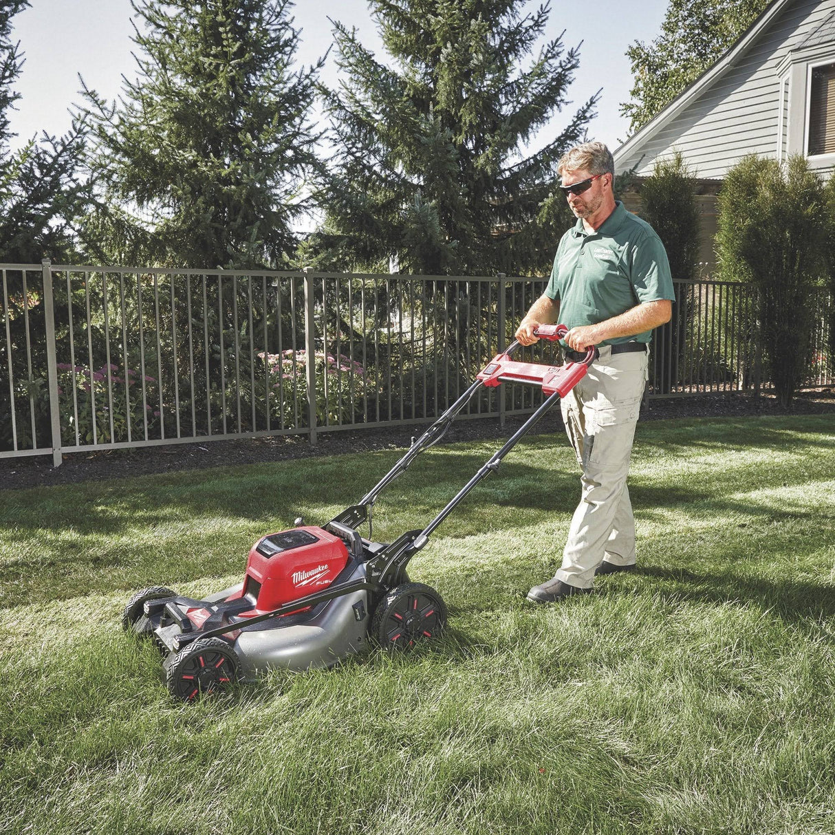 Milwaukee M18 FUEL 21" Self-Propelled Cordless Lawn Mower Kit